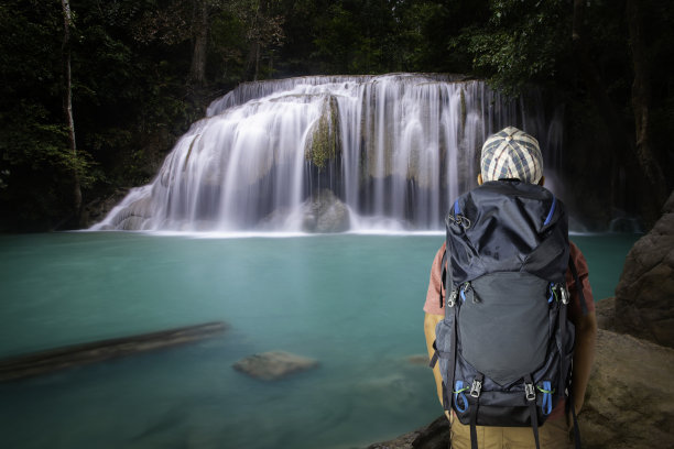 在四面瀑布背着背包的年轻旅行者。图片下载