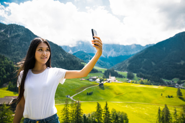 年轻的亚洲女孩在山上自拍图片下载