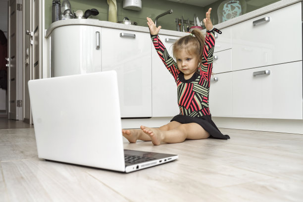 小女孩在厨房里练体操图片下载