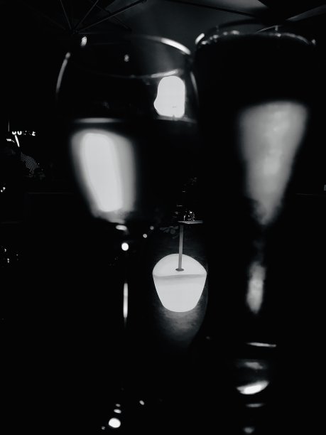 在黑暗的房间里对win眼镜进行电光效果的抽象摄影图片下载