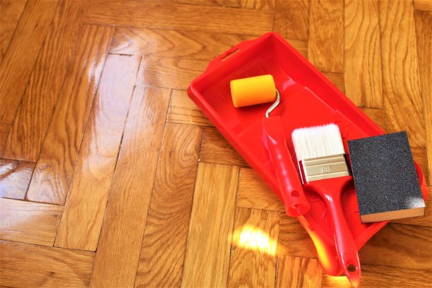 油画放在地板上。图片下载