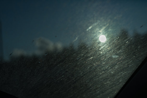 阳光透过汽车肮脏的挡风玻璃照射进来图片下载