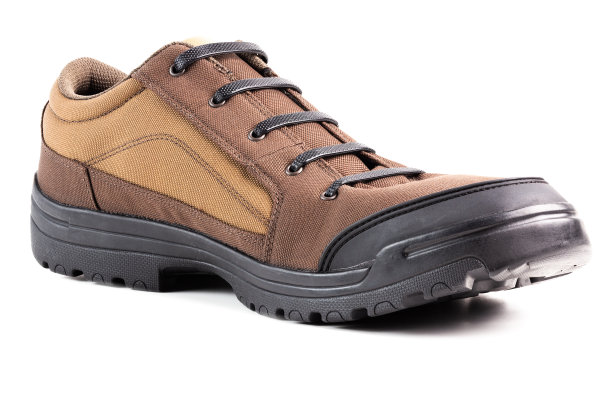 一个便宜的棕色织物徒步或狩猎鞋与弹性橡胶鞋带孤立在白色背景图片下载