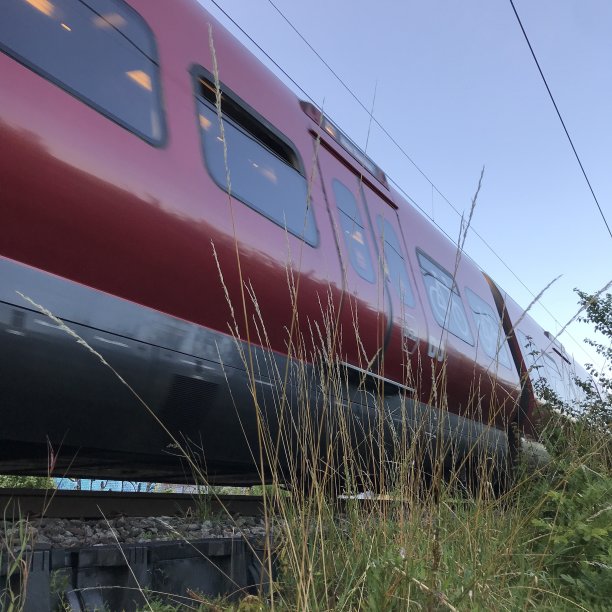 低角度视图:移动的红色火车车厢图片下载