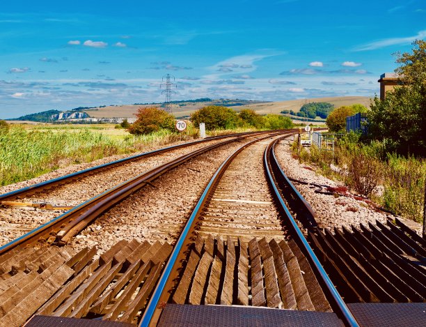 在炎热的夏天，铁路在铁轨上行驶图片下载