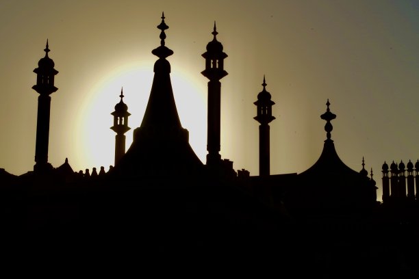 建筑剪影与太阳的背景图片下载