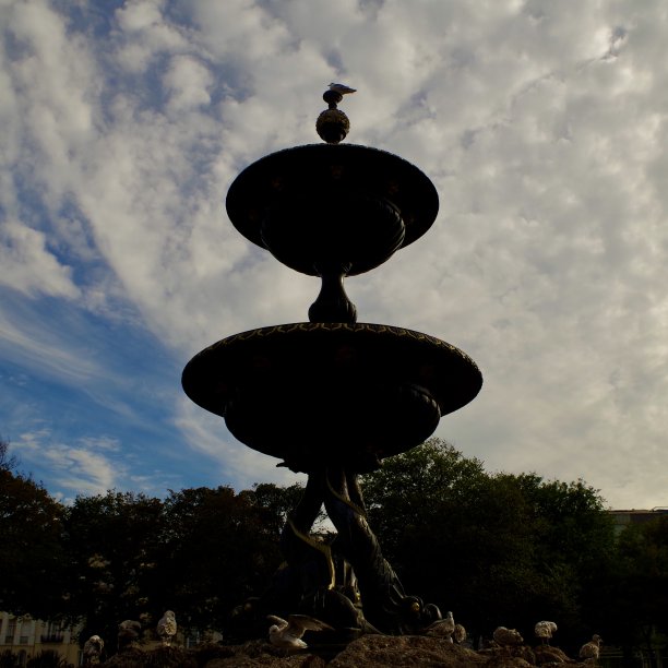 建筑剪影与太阳的背景图片下载