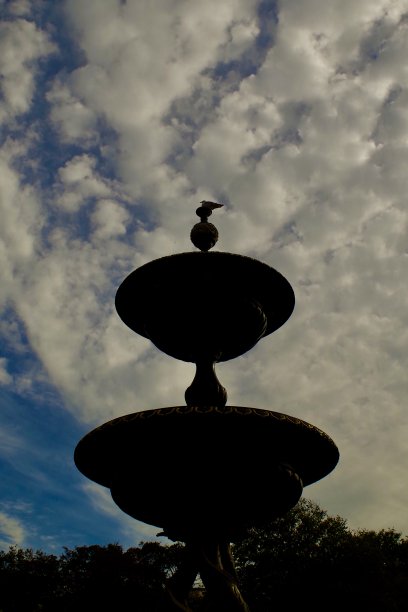 建筑剪影与太阳的背景图片下载