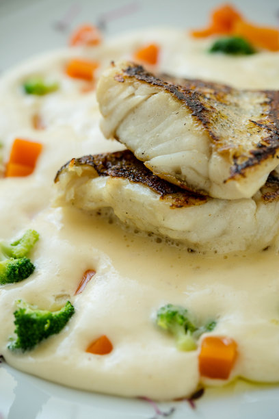 盘子里的鳕鱼图片下载