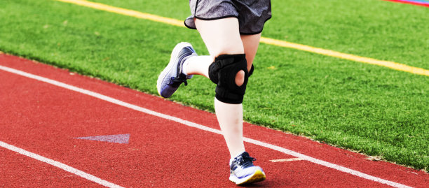 用护膝在跑道上跑步图片下载
