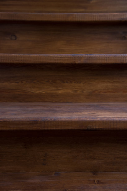 垂直特写照片的台阶上的一个木制楼梯图片下载