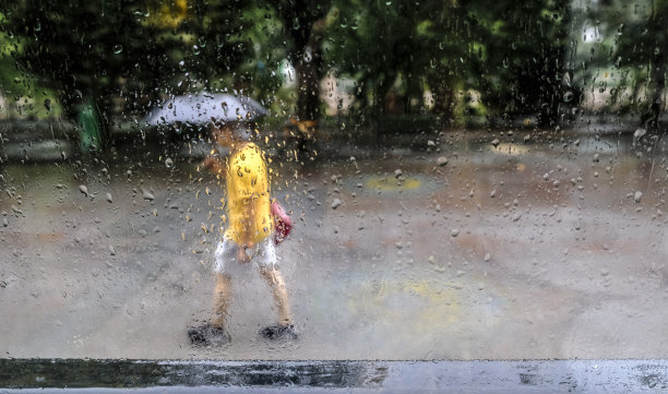 雨中漫步图片下载