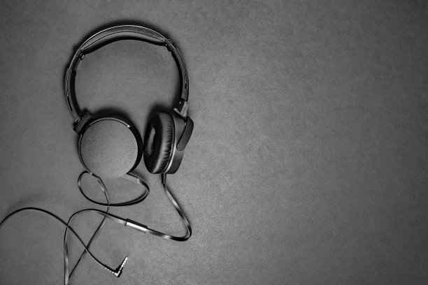 耳机放在黑色课桌上。音乐的概念。顶部视图与复制空间。平躺图片下载
