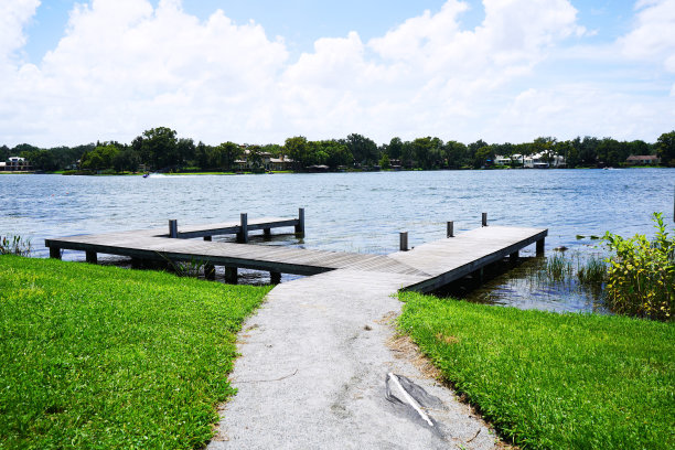 弗吉尼亚湖的船甲板视图图片下载