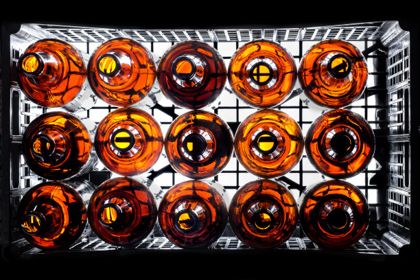 空啤酒琥珀酒瓶盒与背光鸟瞰图片下载