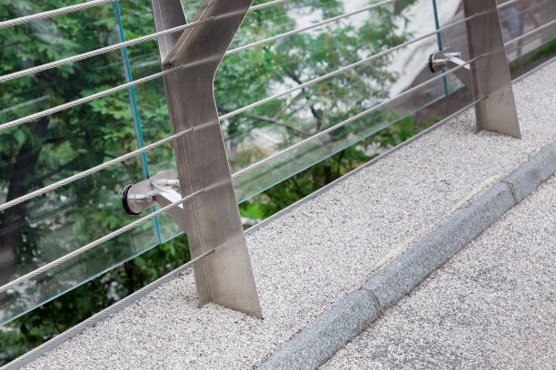 玻璃桥的施工细节与钢支架和花岗岩人行道玻璃桥的边缘接近，没有人。图片下载