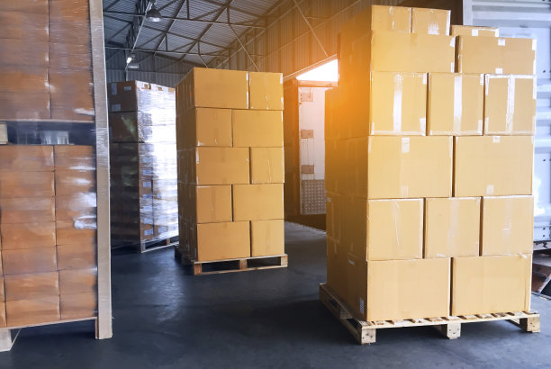 公路货运用卡车运送的货物。在仓库码头等待装载到集装箱卡车的装运箱的堆叠。物流和运输图片下载