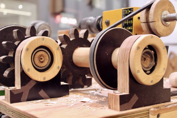 天然木材齿轮。古董齿轮。木制的齿轮图片下载