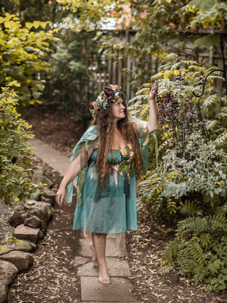 老妇人在花园里装扮成仙女图片下载