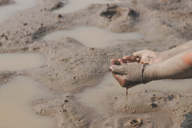 小男孩等待饮用水来度过这个干旱，概念干旱和危机的环境。图片下载