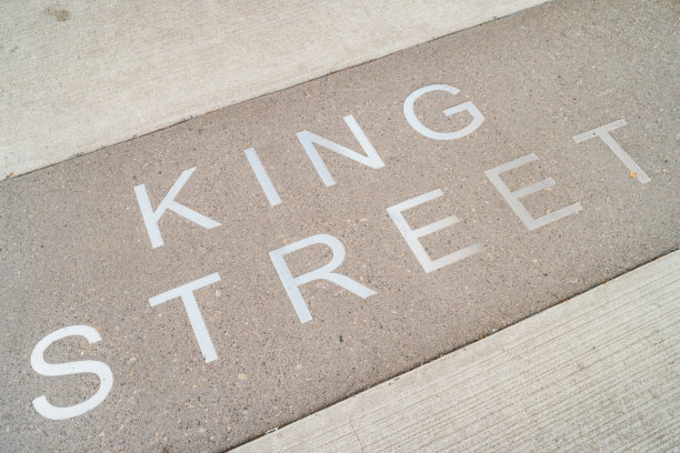 加拿大安大略省基奇纳市中心的国王街标志图片下载