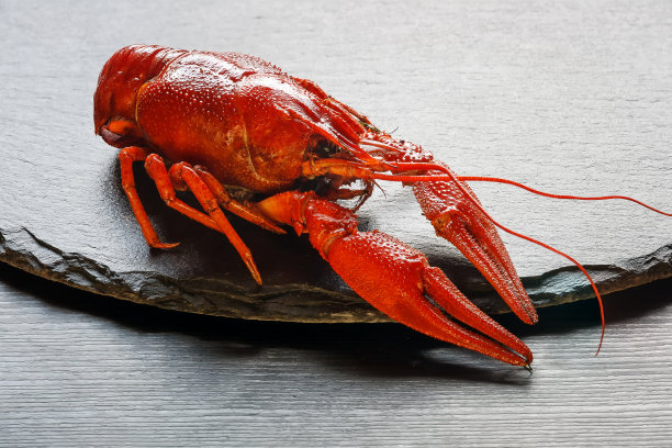 水煮红小龙虾在一个大浅盘接近图片下载