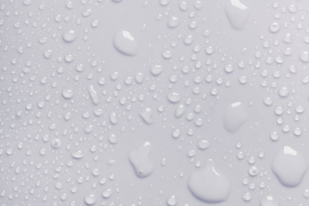 清澈透明的水，化妆品爽肤水粉红色，蓝绿色，绿松石蓝色，绿色，灰色凝胶滋补冷却乳液霜润滑滴在白色的背景图片下载