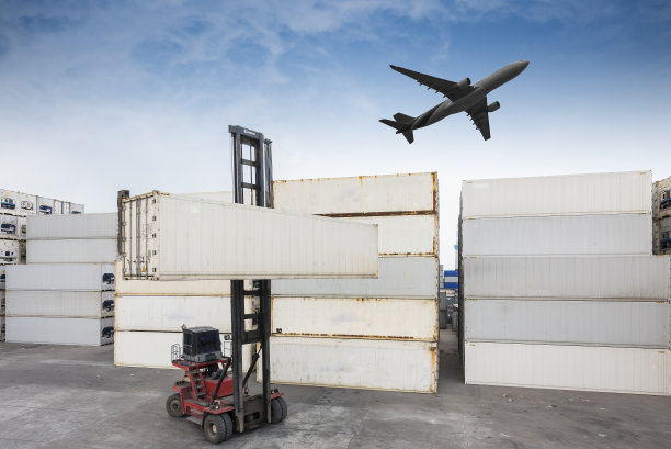 叉车搬运集装箱箱图片下载