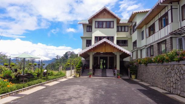 蓝天下美丽的建筑和花园图片下载