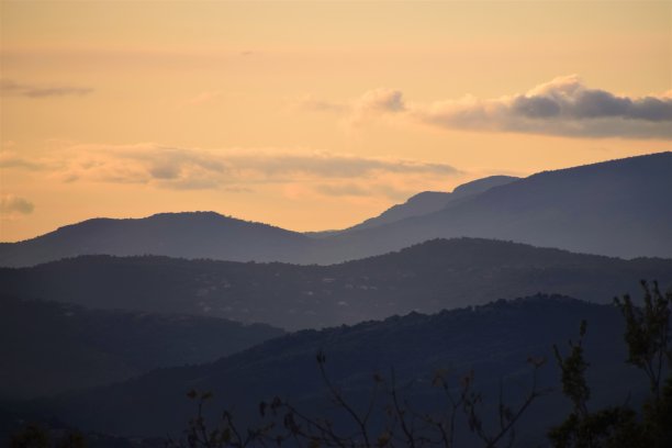 日落时山的剪影图片下载