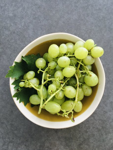 碗里装着新鲜的葡萄图片下载
