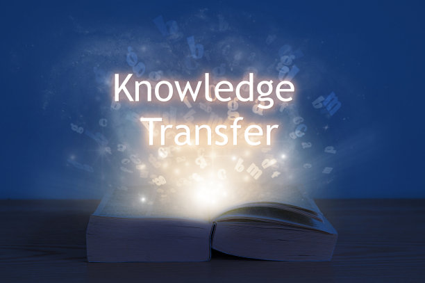 知识转移，教育理念。光从打开的书中传来，用文字传递知识。图片下载