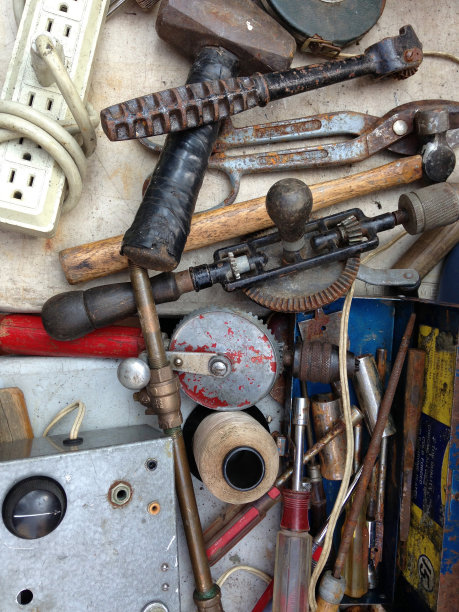 跳蚤市场上的一大群生锈的旧工具图片下载