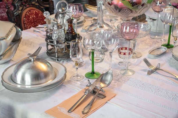 餐桌上的节日晚餐图片下载