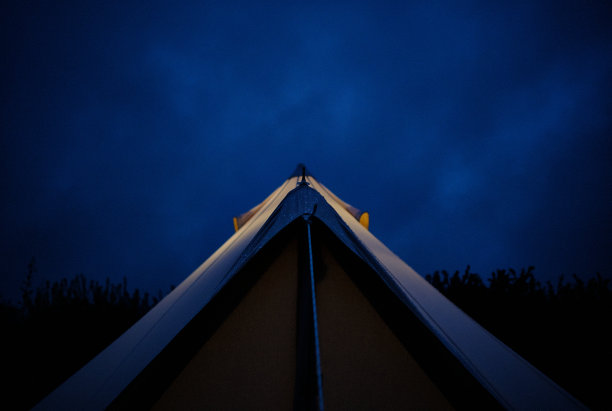 野营帐篷在夜里亮了起来。图片下载