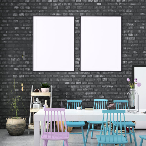办公室空间有两个空白的白色海报框架和黑色砖墙图片下载