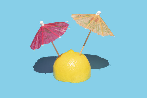 柠檬水果和鸡尾酒伞图片下载