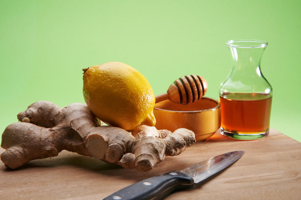 蜂蜜，柠檬和姜放在砧板上图片下载