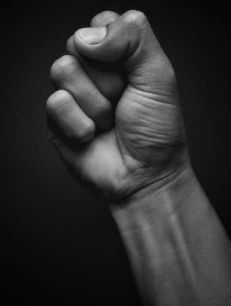 手拳手势孤立在黑色背景。男牵手图片下载
