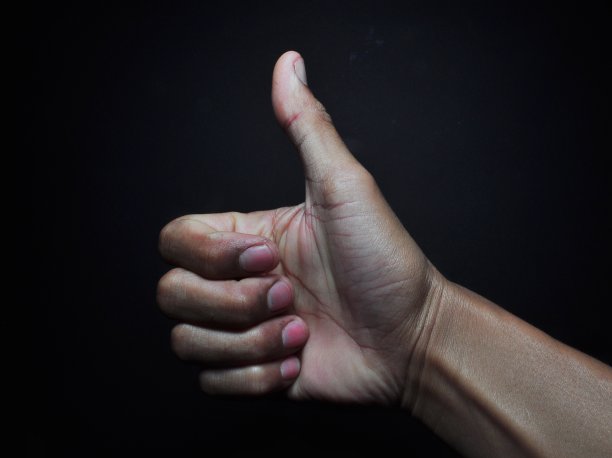 拇指向上的手势孤立在黑色背景图片下载
