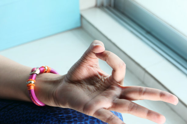 年轻女子在莲花式冥想。图片下载