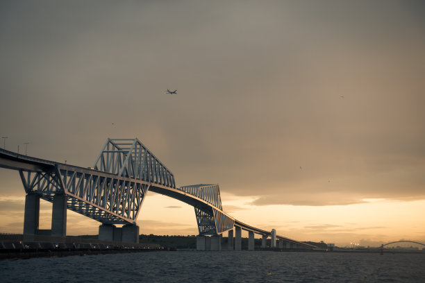 日落时分的东京门大桥。图片下载