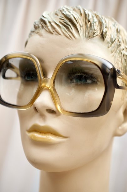 戴着时髦眼镜的女人图片下载