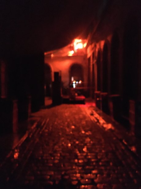 在夜色中模糊。图片下载