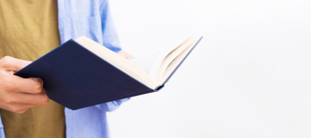 特写手与打开的书和空白的空间图片下载