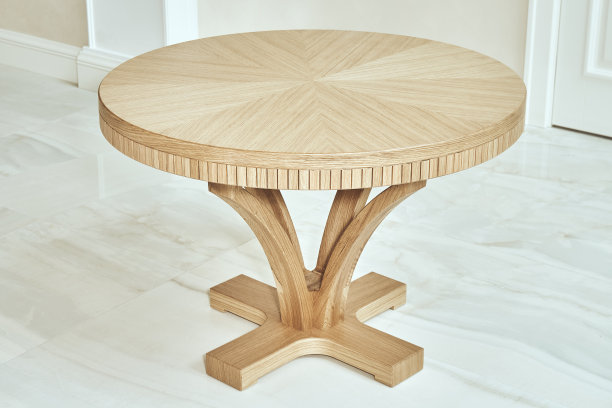 新公寓里的现代木制咖啡桌图片下载