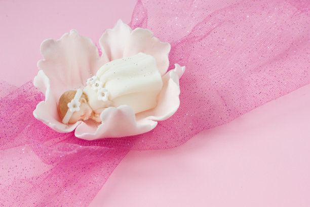 受洗蛋糕装饰女婴，胶糊婴儿在花。洗礼派对糖果棒图片下载