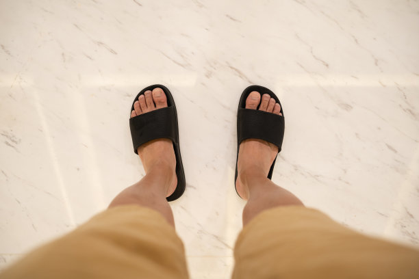 男人站在大理石地板上图片下载