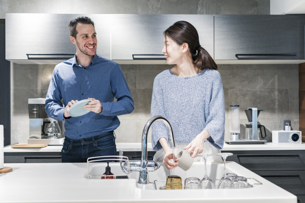 年轻的男人和女人在厨房洗盘子图片下载