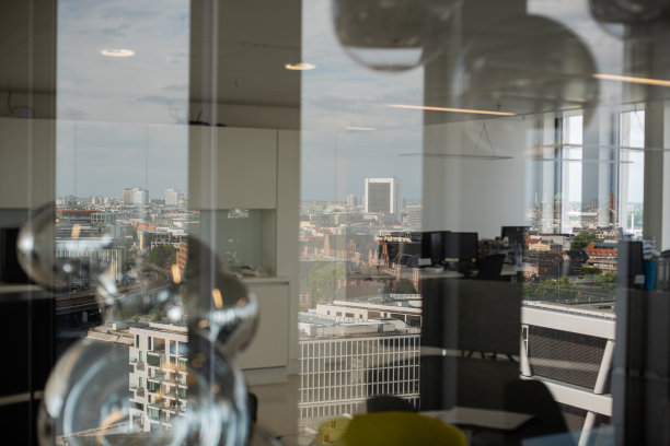 城市中心办公室的抽象室内视图。图片下载